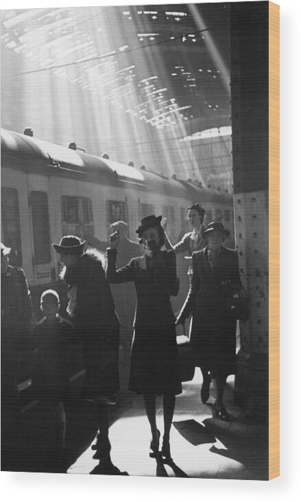Passenger Train Wood Print featuring the photograph Wartime Terminus by Bert Hardy