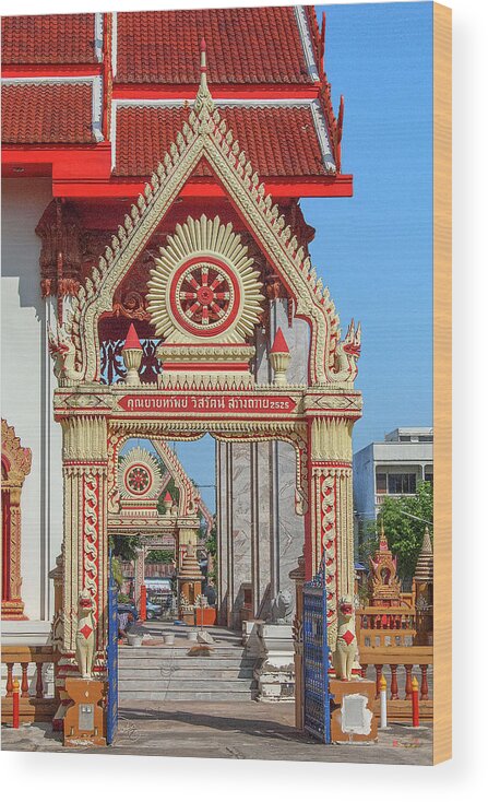 Thailand Wood Print featuring the photograph Wat Liab Ubosot Gateway DTHU039 by Gerry Gantt