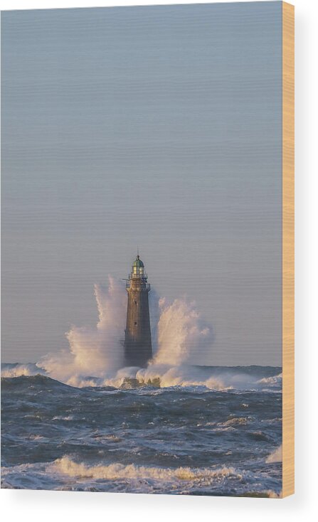Minots Ledge Lighthouse Wood Print featuring the photograph Minots Ledge Lighthouse by Juergen Roth