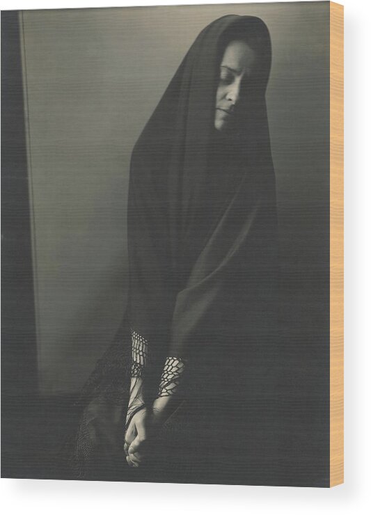 Accessories Wood Print featuring the photograph Ruth Draper Wearing A Cape by Edward Steichen