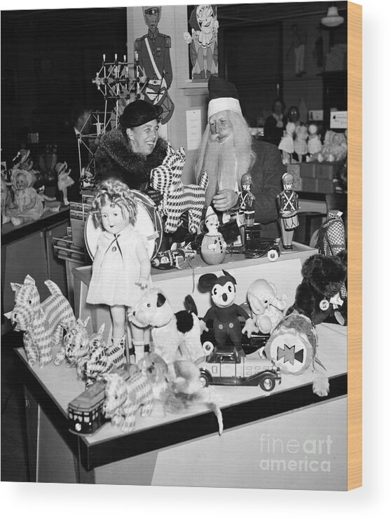 Eleanor Roosevelt Wood Print featuring the photograph First Lady Eleanor Roosevelt And Santa by Science Source