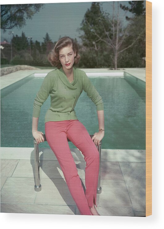 People Wood Print featuring the photograph Bacall By The Pool by Hulton Archive