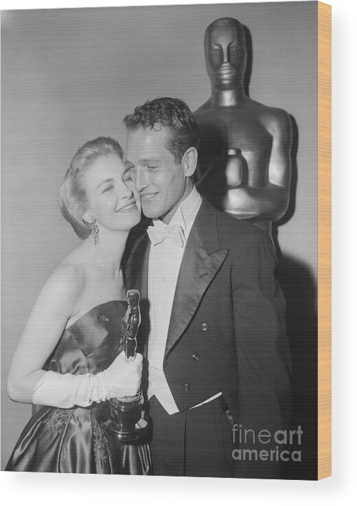 Mid Adult Women Wood Print featuring the photograph Joanne Woodward Holding Academy Award by Bettmann