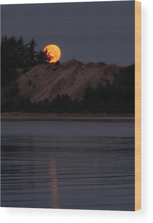 Moon Wood Print featuring the photograph Dawn Moon Glow by Suzy Piatt