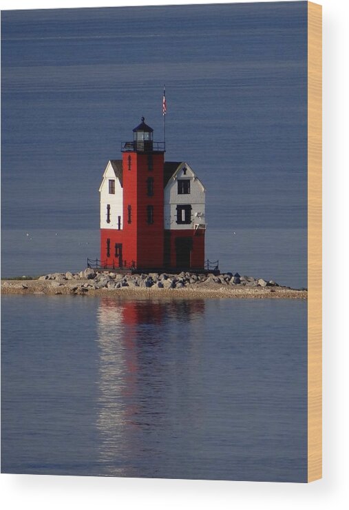 Round Island Lighthouse Wood Print featuring the photograph Round Island Lighthouse in the Morning by Keith Stokes