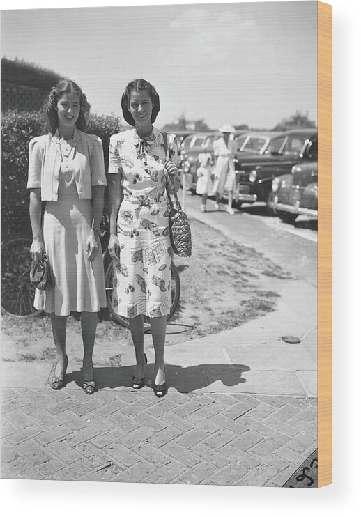 People Wood Print featuring the photograph Sisters Anne Murray & Marie Harris by Bert Morgan