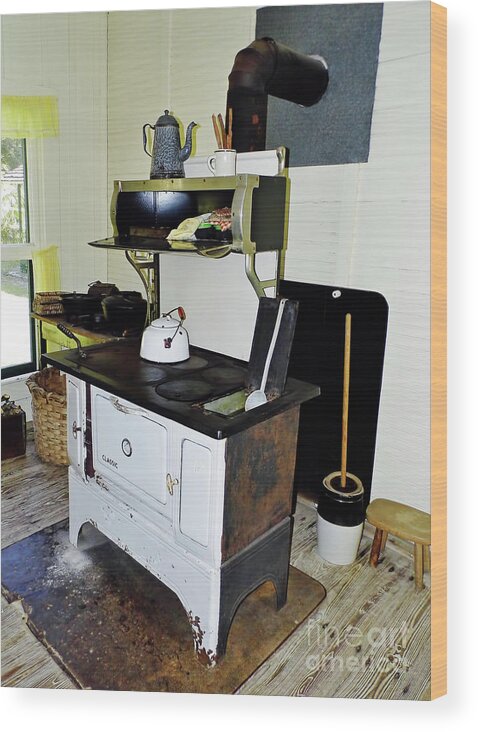 Kitchen Wood Print featuring the photograph Grandma's Stove by D Hackett