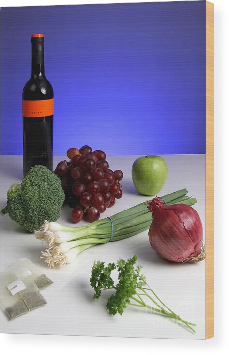Anticancer Compound Wood Print featuring the photograph Foods Rich In Quercetin #3 by Photo Researchers, Inc.