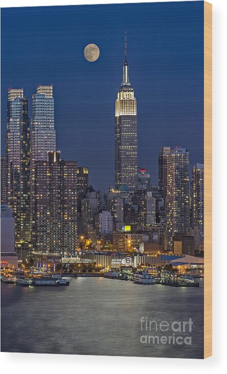 New York City Wood Print featuring the photograph Moonrise along the Empire State Building by Susan Candelario