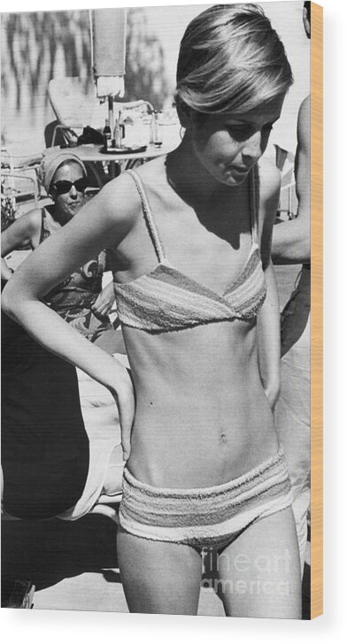 People Wood Print featuring the photograph Twiggy Poolside by Bettmann