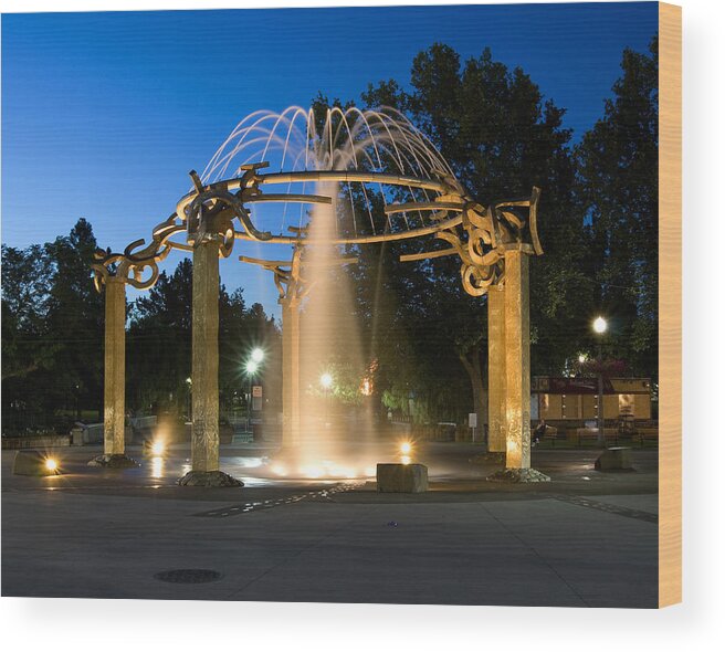 Fountain Wood Print featuring the photograph Fountain in Riverfront Park by Paul DeRocker