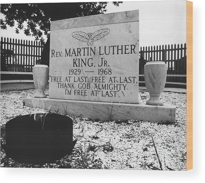 Martin Luther King Wood Print featuring the photograph Mlks Original Grave by Tom McHugh