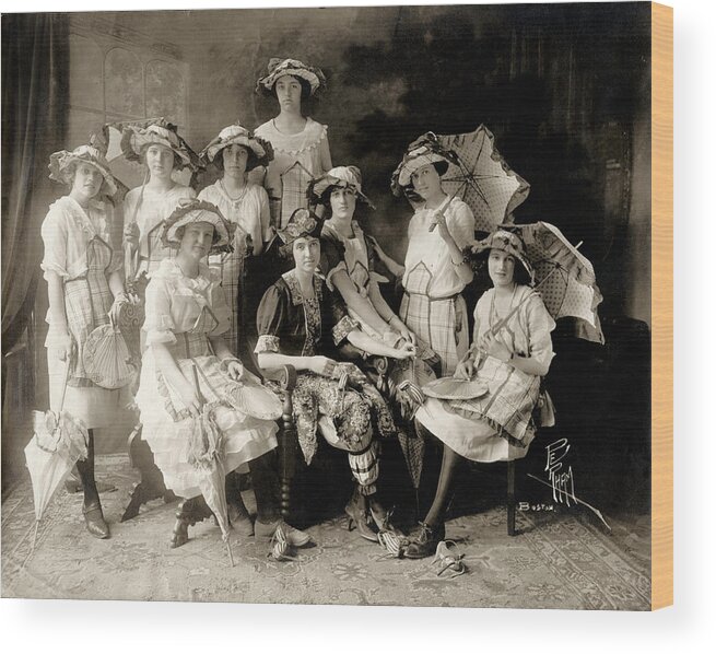 Vintage Fashion Wood Print featuring the photograph 1900 Fashionable Ladies by Historic Image
