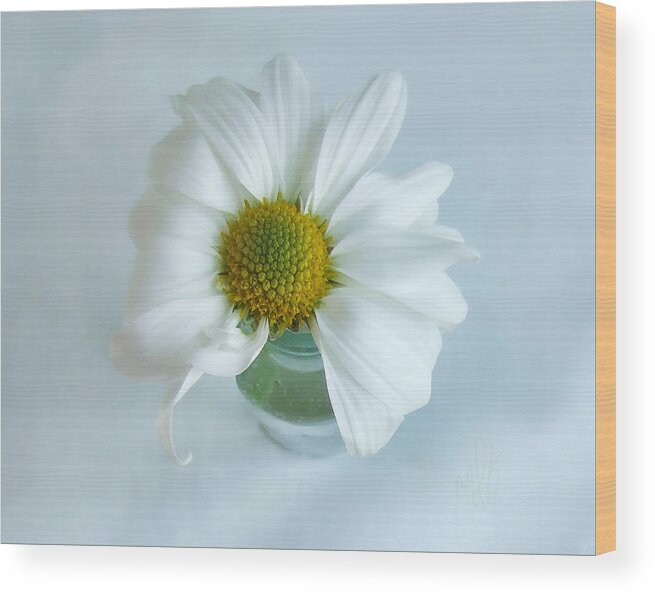 Daisy Wood Print featuring the photograph A Small Pleasure by Louise Kumpf