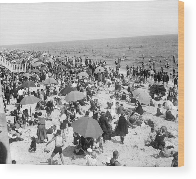 Crowd Wood Print featuring the photograph Crowd On Beach In Long Beach, N.y by New York Daily News Archive