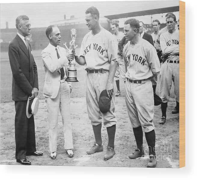 Lou Gehrig Receiving Trophy Wood Print by Bettmann 