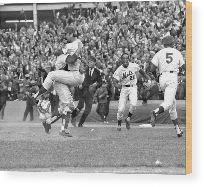 American League Baseball Wood Print featuring the photograph N.y. Mets Defeat The Baltimore Orioles by New York Daily News Archive