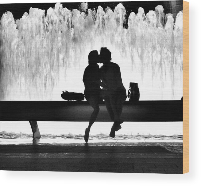 Black And White Wood Print featuring the photograph Romance by a Fountain - A New York Moment by Steve Ember