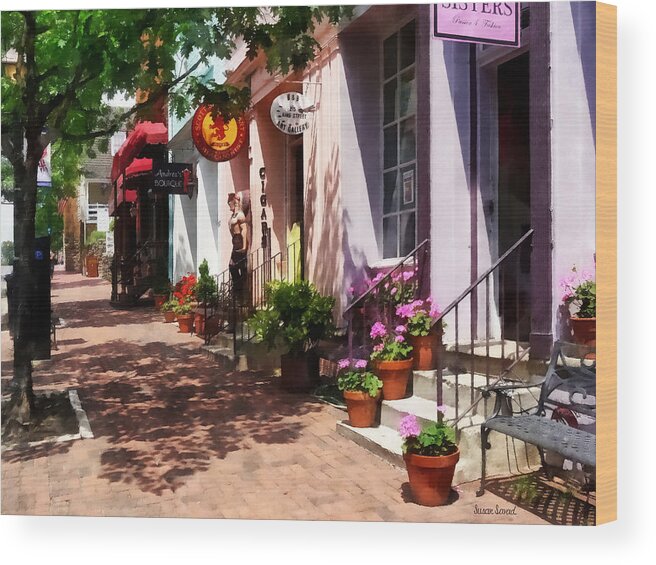 Alexandria Wood Print featuring the photograph Alexandria VA - Street With Art Gallery and Tobacconist by Susan Savad
