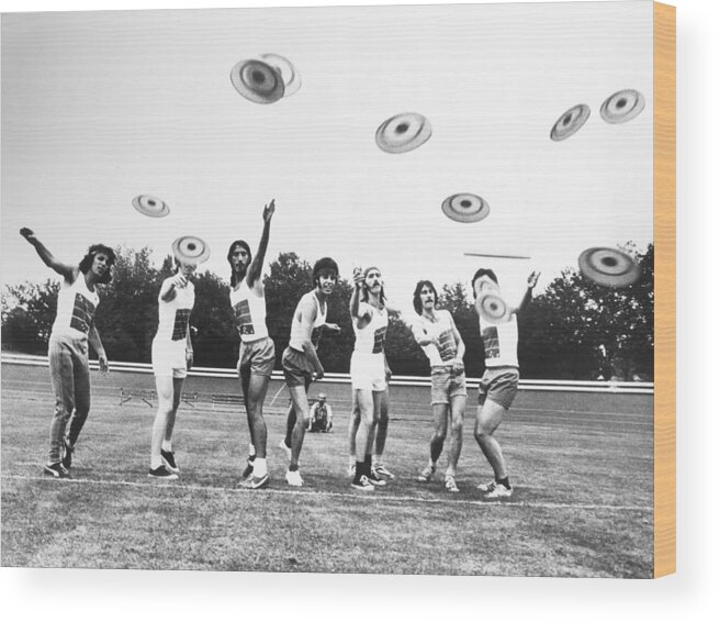 England Wood Print featuring the photograph England, Frisbee Trend In 1966 by Keystone-france