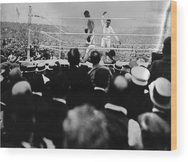 Crowd Wood Print featuring the photograph Knock-out by Hulton Archive