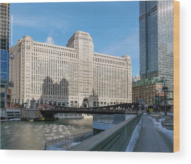 Chicago Wood Print featuring the photograph Merchandise Mart Buiding by Todd Bannor