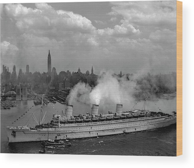 Old Manhattan Wood Print featuring the photograph Queen Mary entering New York Harbor, 1945 by Doc Braham