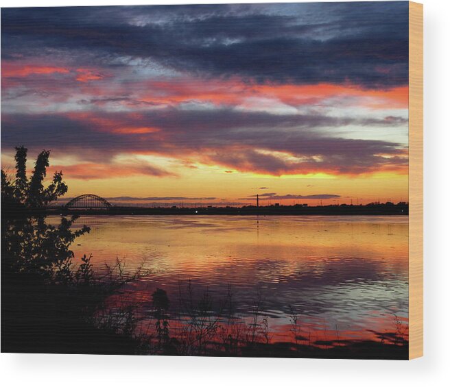 Sunsets Wood Print featuring the photograph Sunset on the Delaware No. Four by Linda Stern