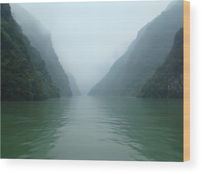 Scenics Wood Print featuring the photograph Crossing the Yangtze River by Mis fotos de viajes