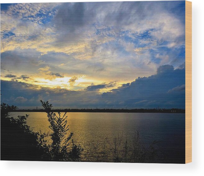 Sunset Wood Print featuring the photograph Evening's Last Glow on the Delaware River by Linda Stern