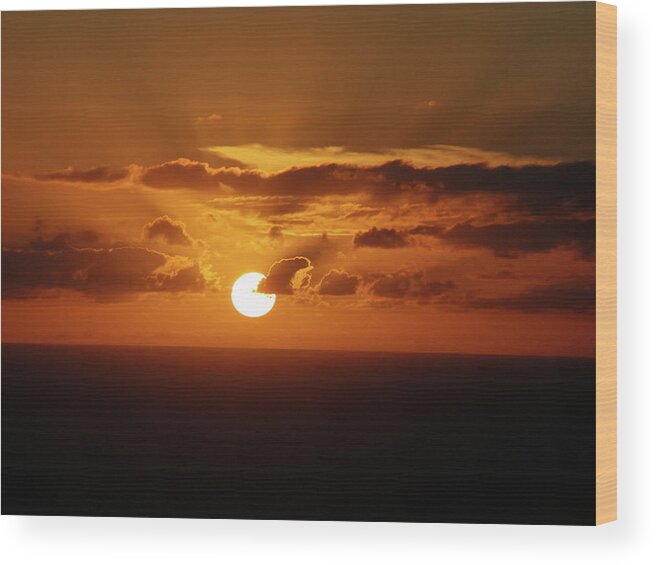 Sunset Wood Print featuring the photograph Glory on the Horizon by Leslie Porter