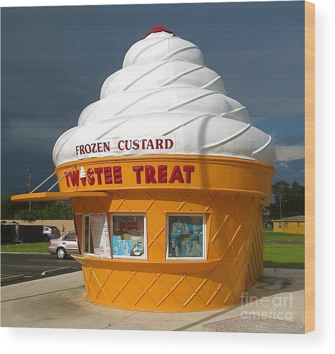 Frozen Custard Building In Ft. Myers Wood Print featuring the photograph Frozen Custard Before The Storm Building by Robert Birkenes