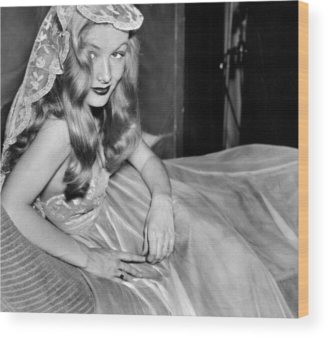 Actress Veronica Lake In The Daily News Wood Print