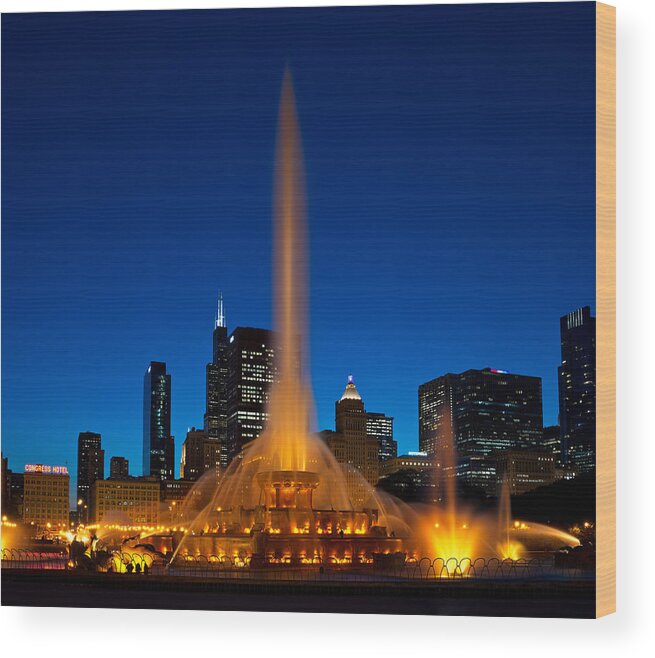Chicago Wood Print featuring the photograph Buckingham Fountain Nightlight Chicago by Steve Gadomski