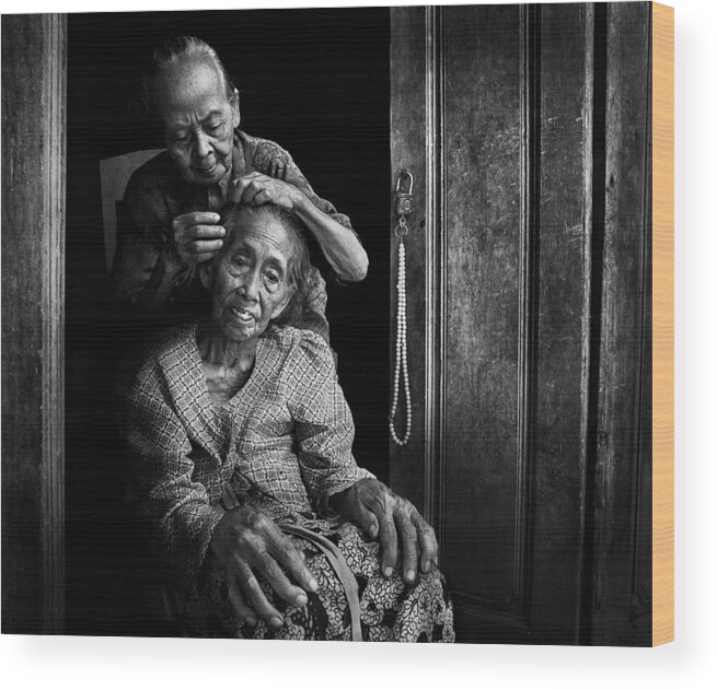Old.lady.sit.bug.love.friend.house.door.hi.bw Wood Print featuring the photograph P E T A N A N by Sebastian Kisworo
