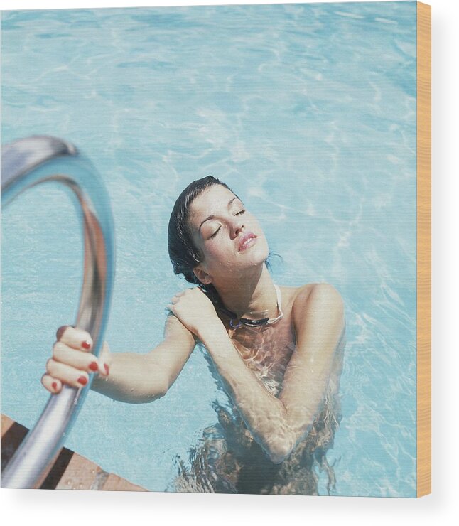 Santo Domingo Wood Print featuring the photograph Janice Dickinson Holding Railing In Swimming Pool by Horst P. Horst