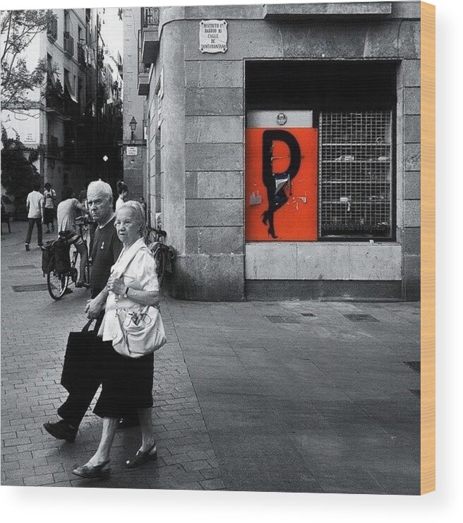 Bestphoto Wood Print featuring the photograph Couple In Barcelona by Ric Spencer