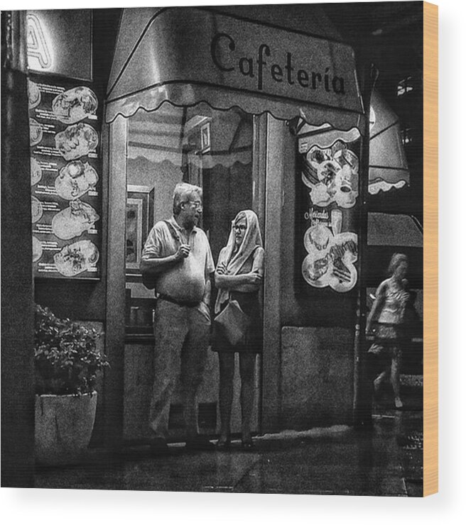 Neoprimemag Wood Print featuring the photograph Dining In The Rain

#people by Rafa Rivas
