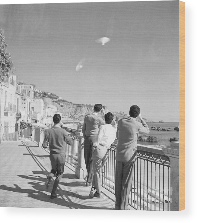 People Wood Print featuring the photograph Four Men Gaze At Ufos In The Sky by Bettmann