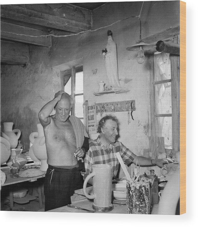 People Wood Print featuring the photograph Pablo Picasso And Marc Chagall In 1948 by Reporters Associes
