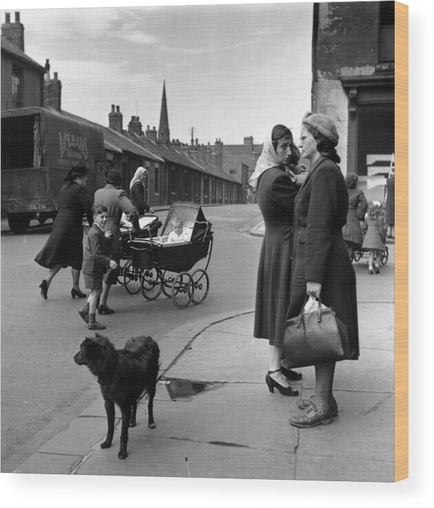 Child Wood Print featuring the photograph Tynesiders by Bert Hardy