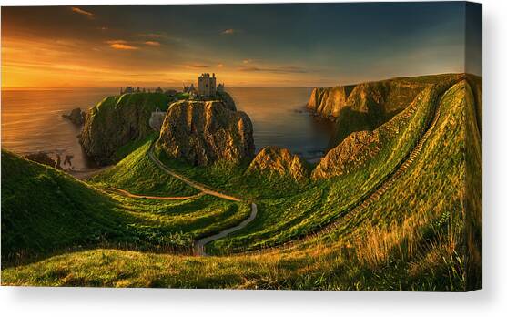 Dunnottar... Canvas Art Print by Krzysztof Browko