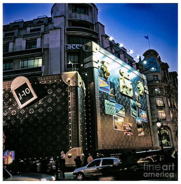 Louis Vuitton store front, Champs Elysee  Louis vuitton store, Louis  vuitton, Louis vuitton handbags outlet