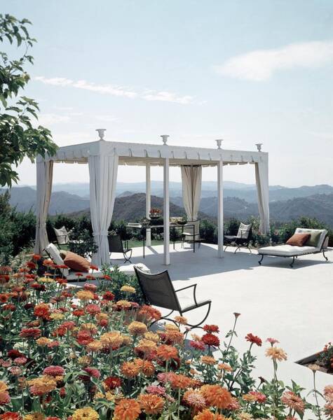 A Pavilion In The Backyard Of Bruce Macintosh's Art Print
