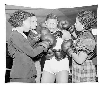 Joe Louis With Sisters In Boxing Ring Wood Print by Bettmann