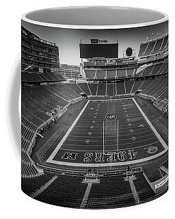 https://render.fineartamerica.com/images/rendered/search/frontright/mug/images/artworkimages/medium/3/san-francisco-49ers-in-black-and-white-robert-hayton.jpg?&targetx=144&targety=0&imagewidth=511&imageheight=333&modelwidth=800&modelheight=333&backgroundcolor=6C6C6C&orientation=0&producttype=coffeemug-11
