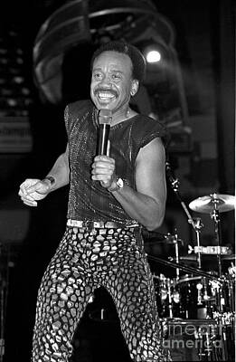 EARTH WIND & FIRE IN CONCERT MAURICE WHITE AND GROUP SINGING 24X36 POSTER 