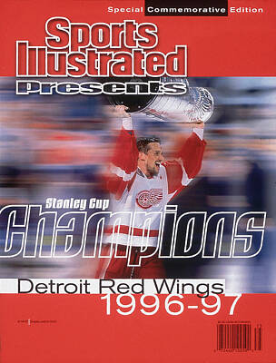 Steve Yzerman lifts the Stanley Cup, 1997  Detroit red wings, Red wings,  Red wings hockey