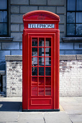 Rouge Parapluie téléphone-Box London Street photo imprimé sur encadrée Toile Wall Art