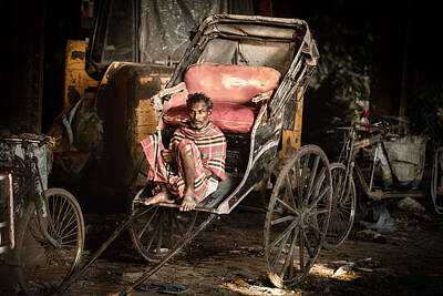 Kolkata: Rickshaw puller awaits customers during Unlock 1.0 #Gallery